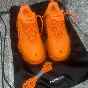 🔥Balenciaga orange triple s sneakers🔥
